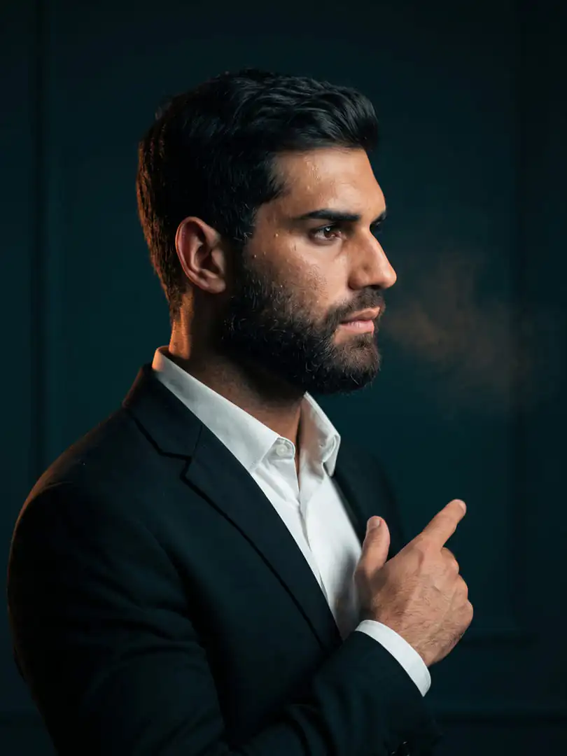 Retrato masculino de terno gerado com esse prompt